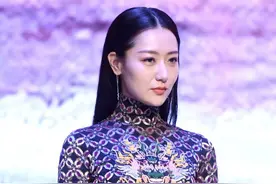 白冰165身材太惊艳，高领衣配拖地阔腿裤满满高级范，气场真强大图片