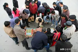 俗语：女带红艳，门外有汉；男带金與，富贵有余，红艳指的是啥？图片