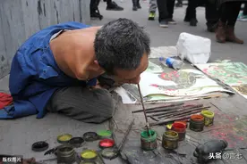 每日人物：重庆51岁残疾人街头卖艺，最多一次赚20万大洋图片