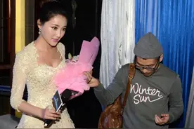34岁甘婷婷美绝了，穿米白色礼服秀身材，男助理小心搀扶太有范图片