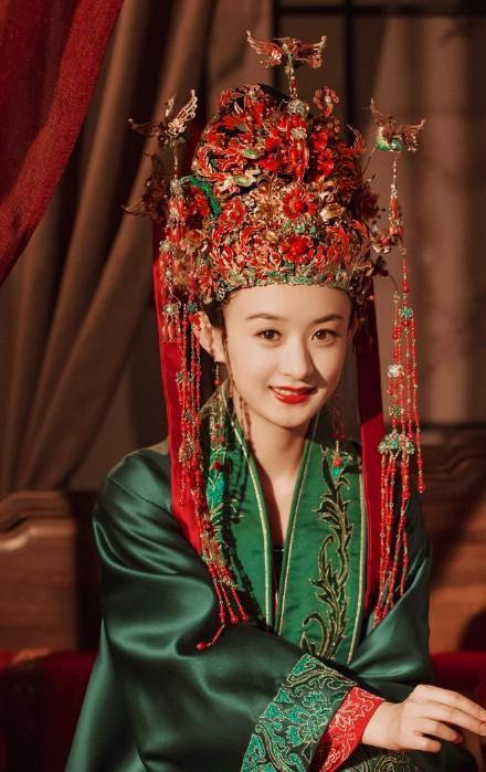 中式婚礼中的"凤冠霞帔",能给人一种婚纱给不了的震撼美和气场