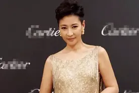 梁静越高调越气质！穿金色大露背连衣裙亮相，气场全开我不停点赞图片