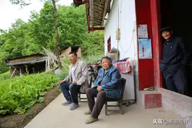 51岁男子深山陪伴父母，养20箱土蜂专卖熟人，媳妇打工10年没回家图片