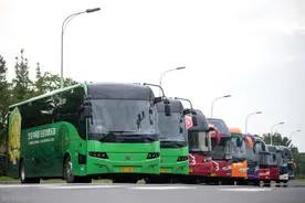 苏州赛区八球队大巴集结，球队功臣大合影，谁霸气谁C位图片