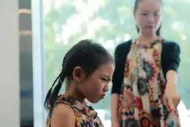 “妈，给我点钱”，妈妈对孩子的不同回答，影响着孩子的眼界图片