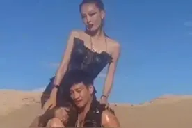 44岁何润东肩扛娇妻拍大片，肌肉发达身材强壮！娇妻颜值却遭嘲图片