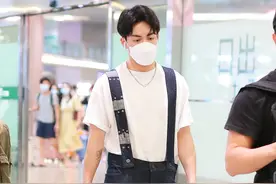 《倚天屠龙记》“张无忌”曾舜晞现身机场，拼接背带裤校园风十足图片