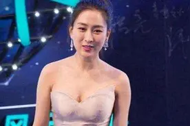 39岁马苏比柳岩还放得开，同穿裸色深V礼服，她直接连肩带都摘了图片
