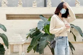 林峰老婆产后一个月现身！穿毛衣配阔腿裤，这身材穿日系风太合适图片
