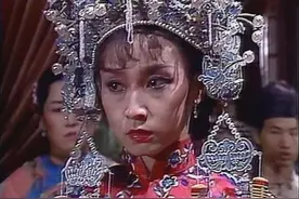 34年前这部《京华烟云》，主角配角都相当养眼，郑少秋夫人也在图片