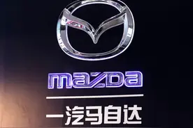 蓝天下的异响，一马当先图片