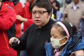 49岁无婚无子却捐空家产，奶奶临终的嘱托，韩红做了一辈子图片