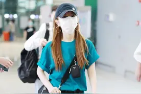 邓紫棋现身机场，湖蓝色短袖很醒目，穿着打扮还是很随性图片