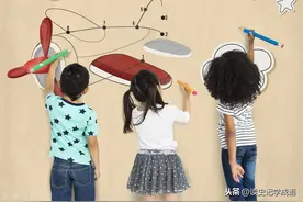 看一个女孩撕掉标签，重塑自我的过程图片