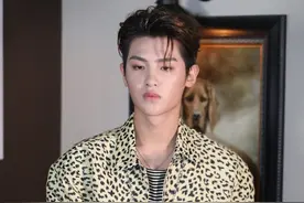 黄明昊亮相Gucci大秀活动，豹纹衬衣搭配牛仔裤，发型成熟十足图片