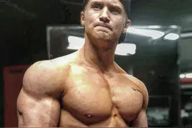 还在用哑铃练肩？试试这四个变式动作，轻重量也能练出饱满肩部图片