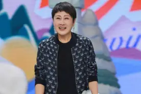 张凯丽越活越年轻，花夹克配一身黑时髦洋气，同龄妈妈值得借鉴图片