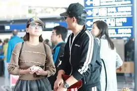 郭晓东携娇妻亮相，程莉莎穿针织衫渐变裙真时髦，43岁被宠成公主图片