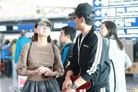 郭晓东携娇妻亮相，程莉莎穿针织衫渐变裙真时髦，43岁被宠成公主图片