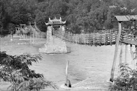 1917年四川都江堰建筑老照片，都江堰上的安澜索桥与二王庙图片
