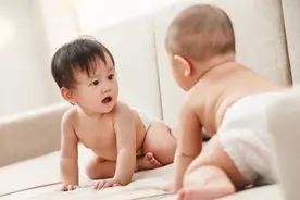 “孩子1岁了还在穿纸尿裤？”关于纸尿裤有这些误区，父母要知道图片