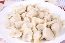 煮速冻饺子时，最怕开水下锅，牢记3个技巧，饺子不破皮不露馅图片