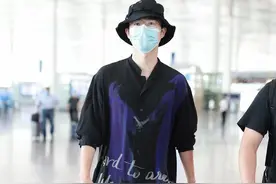 刘昊然穿着黑蓝色拼接短袖，阔腿裤时髦穿搭，变身潮流小哥哥图片