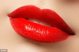 俗语说：女有桃花眼，招眼过不长；女人鲫鱼嘴，再穷也不娶图片