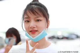 街拍：任敏穿白T恤配运动裤搭小白鞋，尽显青春可爱图片