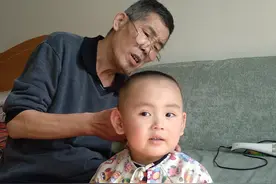 爷爷有了第二职业，宝宝理发再也不哭了图片