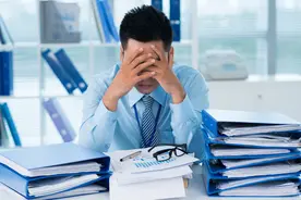 上班如上坟，抑郁加崩溃？你之所以不开心，是因为你还不够自私图片