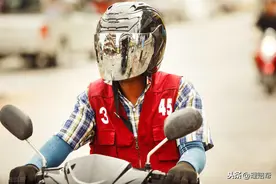 骑电动车被撞身亡，保司：无证驾驶免责。法院：霸王条款，得赔图片