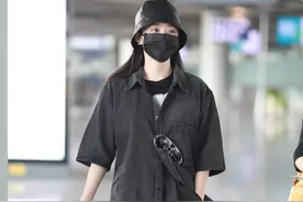 张靓颖“素人着装”很酷美，身穿黑色牛仔短袖衬衫搭配黑色短裤图片