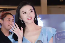 大甜甜真的好甜！景甜婴儿蓝装扮，肌肤水嫩，性感万千图片