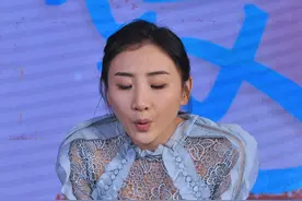 何雯娜气质清新真会穿，镂空上衣配微喇裤，双腿修长上身却显胖图片