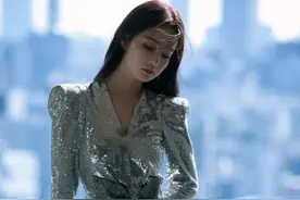 李沁生图超级美！紧身亮片礼服，高开叉裙摆露出大腿，超性感图片