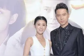 李小萌夫妇齐现活动，白色连体裤穿出超模范，个子虽小但气场强大图片