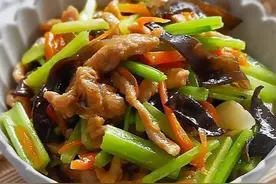 芹菜炒肉丝，土豆烧排骨，蒜香芥兰这几道家常菜的做法图片