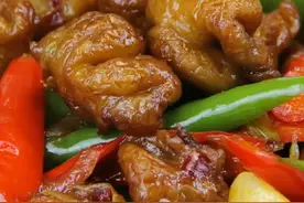川菜馆最火的干煸肥肠，香辣十足，肥而不腻，国际美食节冠军菜图片