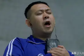 他是姜文的弟弟，高考曾两次落榜，凭借《洗澡》中痴傻的二明走红，与妻子16岁相恋，恩爱至今图片
