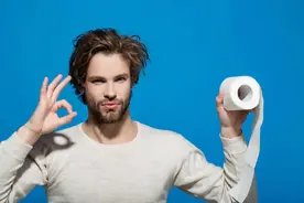 为防顾客争抢手纸 墨尔本一超市补货时摆放护拦图片