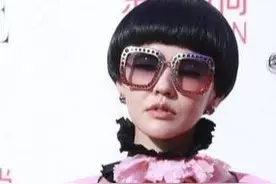 小S疯了吧！穿粉色亮钻连衣裙领口开太大，"事业线"清晰可见图片