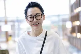 许晴真会玩，穿一件长款白T恤就走机场，少女感太强，硬凹成00后图片