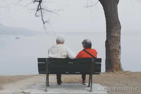 要么有一见钟情的皮囊，要么有日久生情的耐心图片