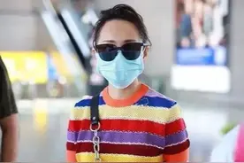 伊能静走机场全副武装，彩色针织衫超级减龄，细节暴露真实年龄图片