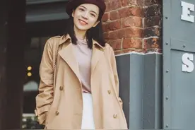 今秋火了一种穿法，叫“风衣+裙子”，时髦又高级，三木都上头了图片
