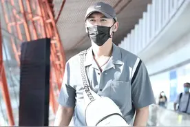 张伦硕独自一人现身机场，短裤秀出健壮好身材，羡慕钟丽缇好福气图片