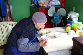 故事：女儿发财每月给母亲过万，回家却见老母青菜白饭，气得痛骂图片