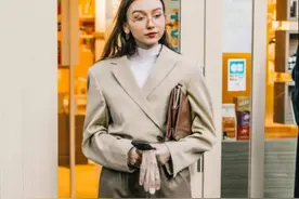 穿长裤时，尽量不要塞进靴子里，今秋都流行这样穿，时髦显瘦图片