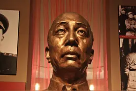 一野一兵团司令员王震上将麾下三个军的军长、师长开国授啥军衔？图片